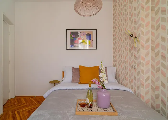 Spacious 3br Atrium Penthouse, Balcony, Cismigiu アパート